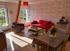 Living area - Guest Room and Table d'Hôtes “La Grange Aux Oiseaux” (Neuville-lez-Beaulieu)