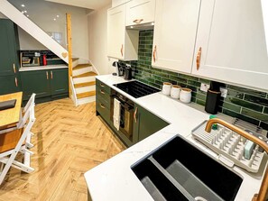 Private kitchen - Broadweavers Cottage On Cotswold Way By STAE Homes (Gloucestershire)