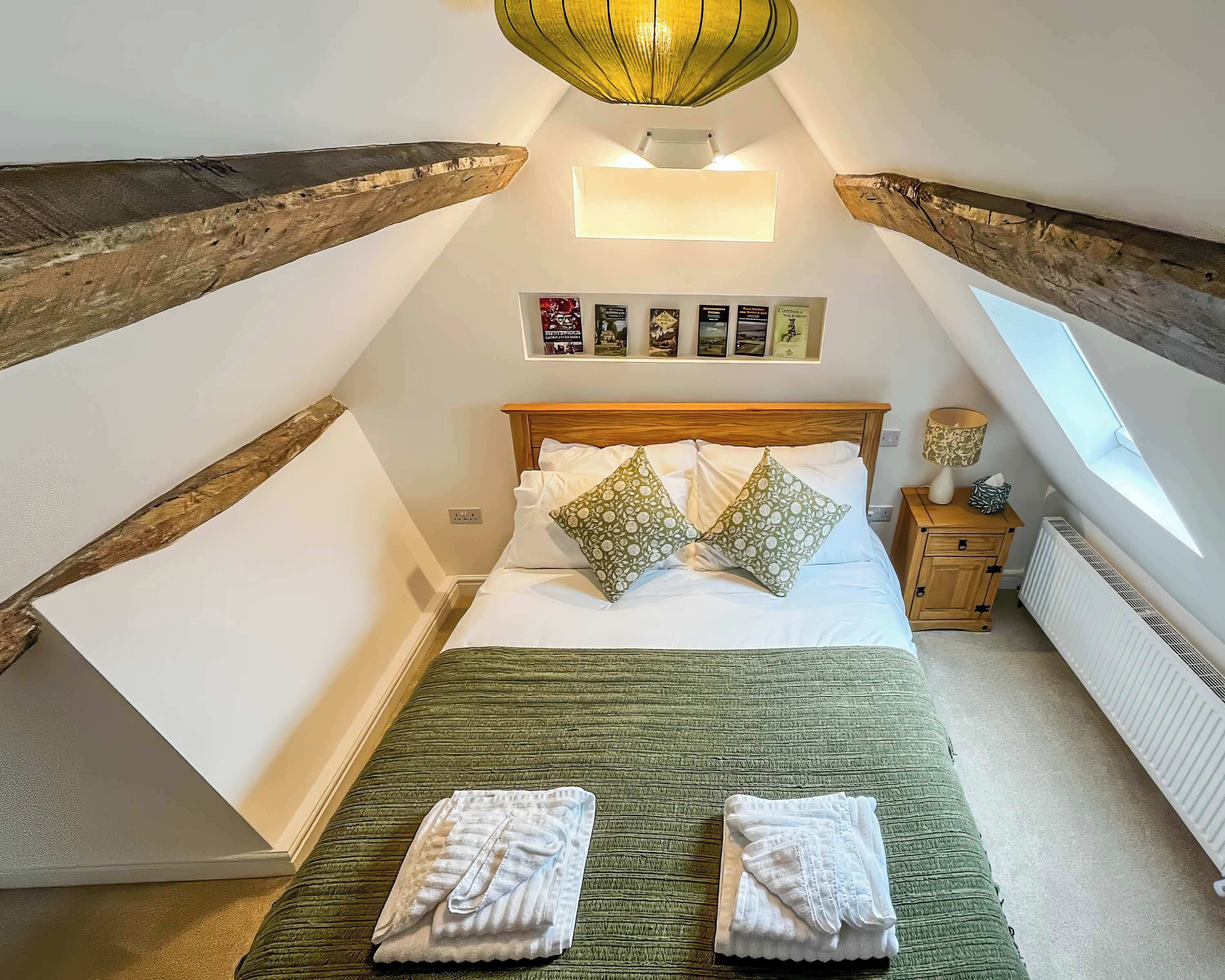 1 habitación, escritorio, tabla de planchar con plancha y cuna de viaje 