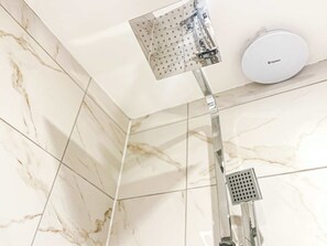 Dusche, Haartrockner, Handtücher, Shampoo