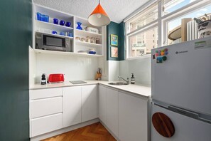 Kjøleskap, mikrobølgeovn, kokeplater og kaffetrakter/tekoker