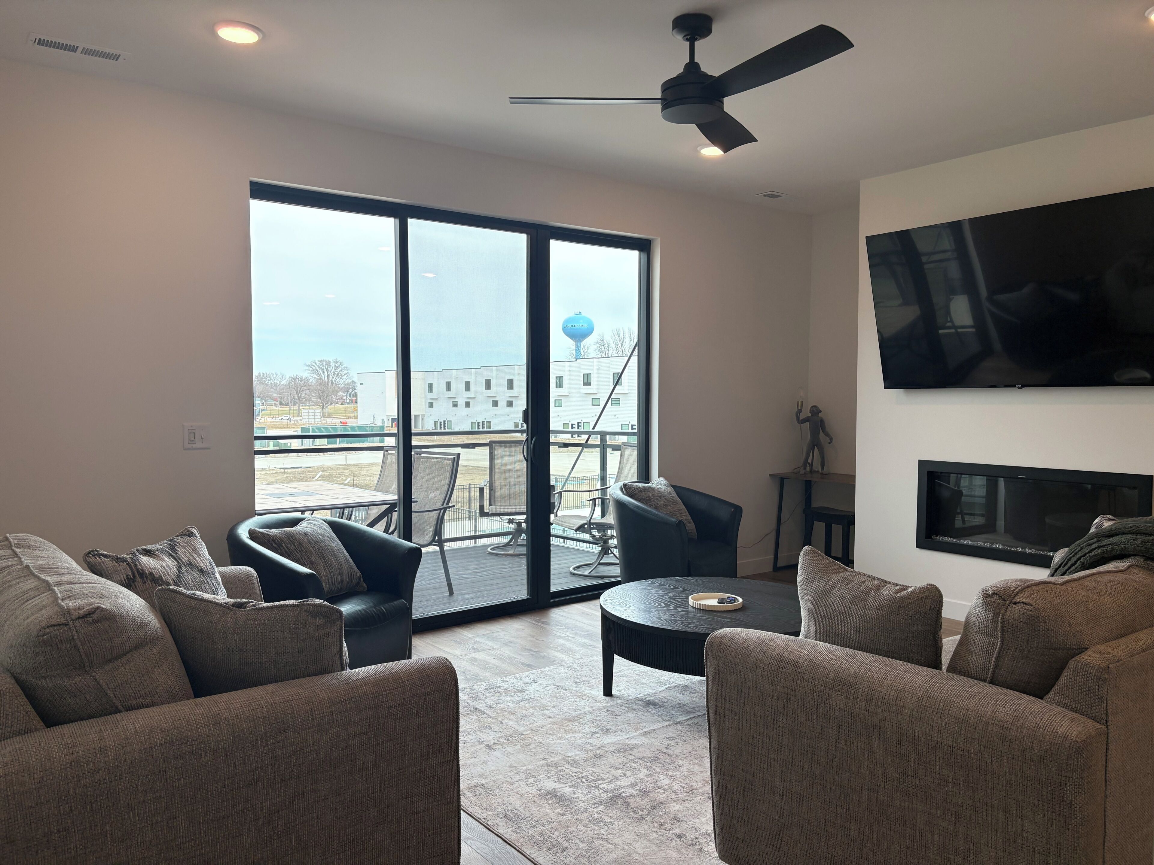 Smart TV, fireplace