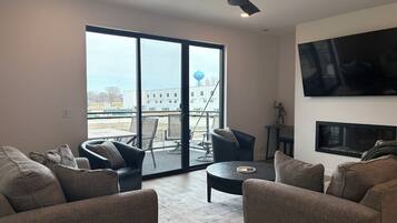 Smart TV, fireplace