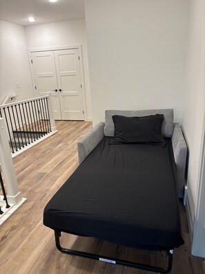 Interior - 3 Bed, 3.5 Bath Townhome across from Arnolds Park & 10 min walk to Broadway (Arnolds Park)