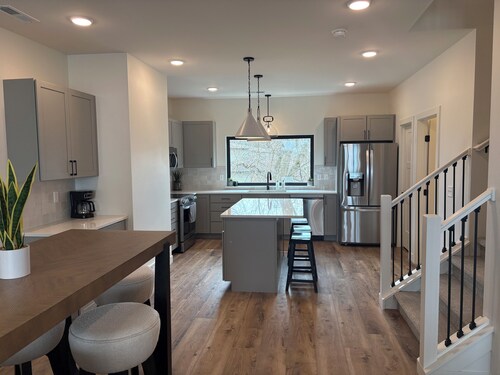 3 Bed, 3.5 Bath Townhome across from Arnolds Park & 10 min walk to Broadway