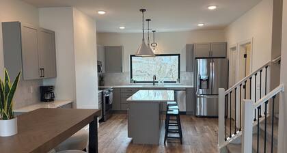 3 Bed, 3.5 Bath Townhome across from Arnolds Park & 10 min walk to Broadway