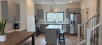 3 Bed, 3.5 Bath Townhome across from Arnolds Park & 10 min walk to Broadway