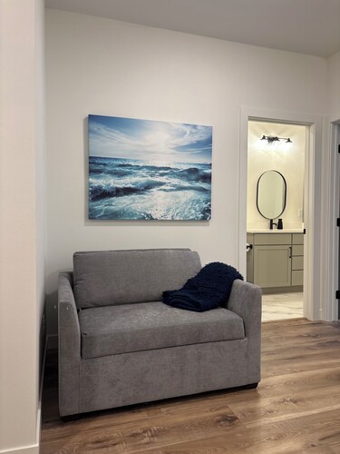 3 Bed, 3.5 Bath Townhome across from Arnolds Park & 10 min walk to Broadway