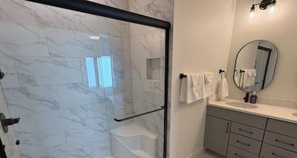 3 Bed, 3.5 Bath Townhome across from Arnolds Park & 10 min walk to Broadway