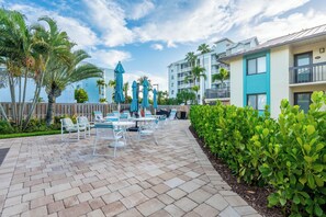 Outdoor dining - ☀️Steps to Beach | Two Community Pools + Hot Tub | Bac Bay #223☀️ (Fort Myers Beach)