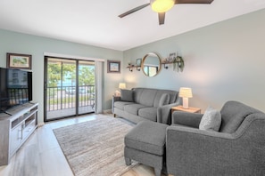 TV - ☀️Steps to Beach | Two Community Pools + Hot Tub | Bac Bay #223☀️ (Fort Myers Beach)
