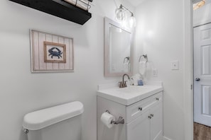 Shower, hair dryer, towels - 🏝️Cozy 1BR Condo | Walk to Beach | Community Pool | Moonraker 15🏝️ (Gulf Shores)