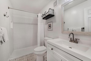 Shower, hair dryer, towels - 🏝️Cozy 1BR Condo | Walk to Beach | Community Pool | Moonraker 15🏝️ (Gulf Shores)