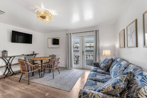 Smart TV - 🏝️Cozy 1BR Condo | Walk to Beach | Community Pool | Moonraker 15🏝️ (Gulf Shores)