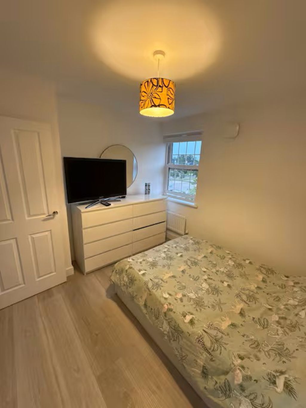 Eenvoudige tweepersoonskamer, uitzicht op park