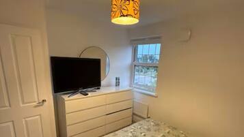 Eenvoudige tweepersoonskamer, uitzicht op park