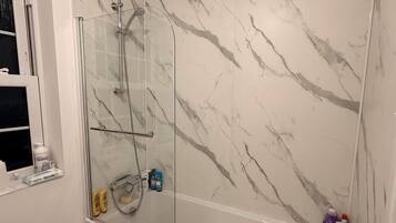 Basic dubbelrum - utsikt mot parken | Badrum