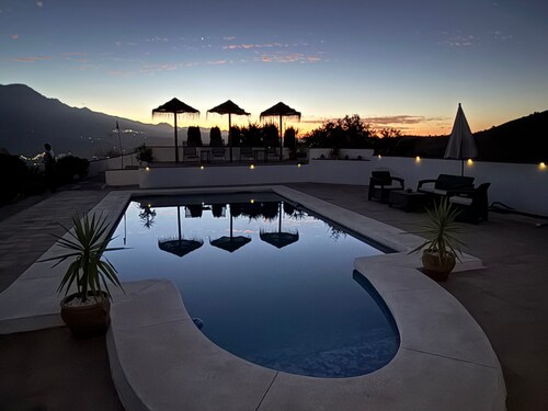 Holiday Home 'Vista Montana' with Lake Views, Wi-Fi, and Air Conditioning