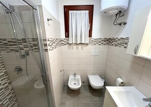 A bathroom with a shower, toilet, bidet, and sink. - Perfect Apartment for Group Getaways in Lignano (Lignano Sabbiadoro)