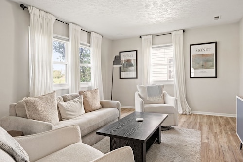 The Parkside Retreat | Near DT • Walking Trails!