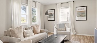 The Parkside Retreat | Near DT • Walking Trails!