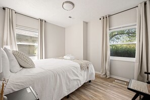 3 bedrooms, desk, iron/ironing board, travel cot - The Parkside Retreat | Near DT • Walking Trails! (Indianapolis)