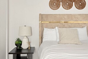 3 habitaciones, escritorio y tabla de planchar con plancha 