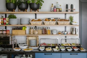 Café da manhã com buffet todos os dias mediante uma taxa