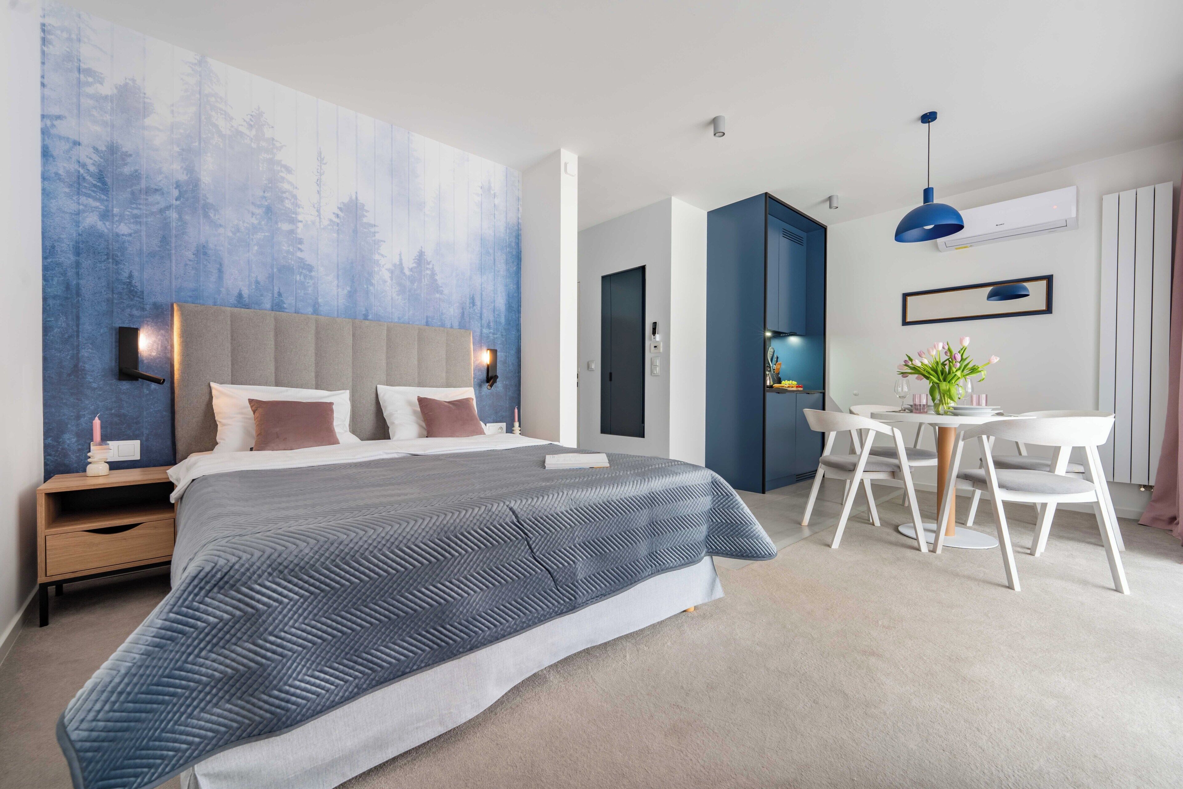 Standard-Studiosuite, Balkon, Bergblick | Essbereich im Zimmer