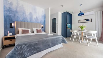 Standard-Studiosuite, Balkon, Bergblick | Essbereich im Zimmer