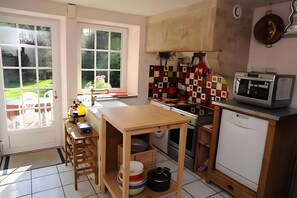 Private kitchen - Gîte Du Ruisseau: private terrace, garden, Wi-Fi – holiday home in Épinal (Épinal)