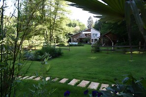 Property grounds - Gîte Du Ruisseau: private terrace, garden, Wi-Fi – holiday home in Épinal (Épinal)