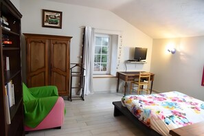 Room - Gîte Du Ruisseau: private terrace, garden, Wi-Fi – holiday home in Épinal (Épinal)