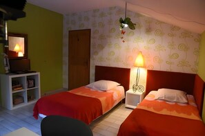 Room - Gîte Du Ruisseau: private terrace, garden, Wi-Fi – holiday home in Épinal (Épinal)