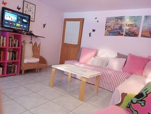 Living area - Gîte Du Ruisseau: private terrace, garden, Wi-Fi – holiday home in Épinal (Épinal)