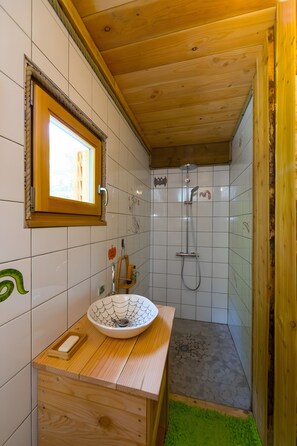 Douche, séchoir à cheveux, serviettes fournies