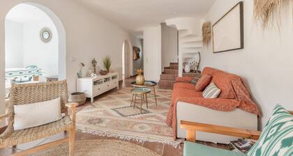 Holiday Home “Villa Sol Del Este, Es Castell” with Sea View, Wi-Fi and Air Conditioning