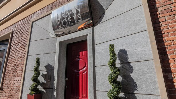 A building with a sign reading 'URBAN LOFTS' and a red door. - Loft San Carlo by Wonderful Italy (Turin)