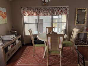 Dining - Beautiful 2-bedroom mobile home in quaint Largo, close to beaches (Largo)