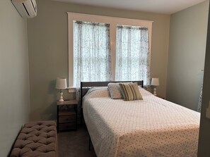 Internet, bed sheets - Sunny and charming  1-bedroom apartment with AC in historic Frederick (Frederick)