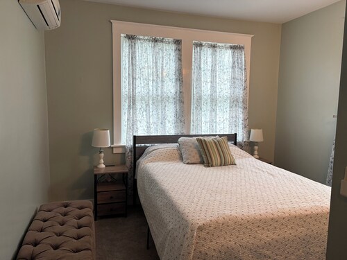 Sunny and charming  1-bedroom apartment with AC in historic Frederick