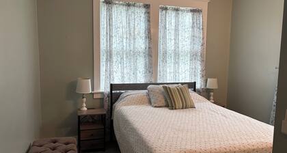 Sunny and charming 1-bedroom apartment with AC in historic Frederick