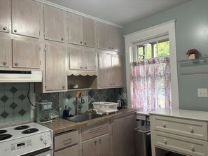 Private kitchen - Sunny and charming  1-bedroom apartment with AC in historic Frederick (Frederick)