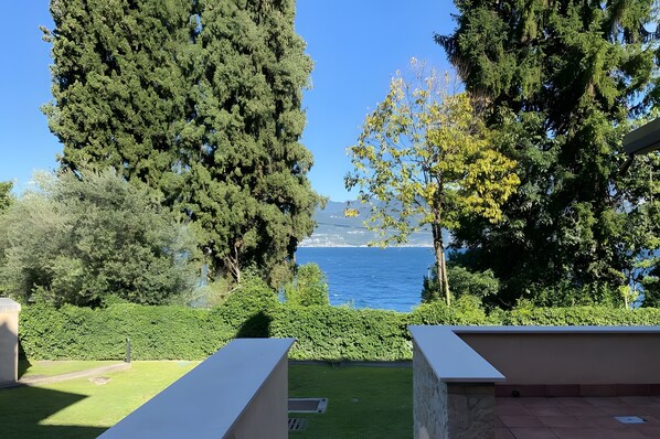 A view of a coastal area with trees and a clear sky. - Charming Apartment Just 100 m from Lake Garda (Pai)