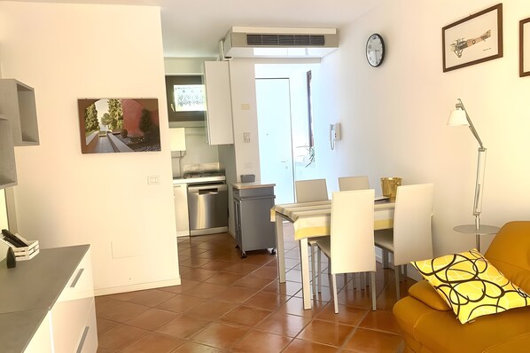 Living area - Charming apartment just 100 m from Lake Garda (Pai)
