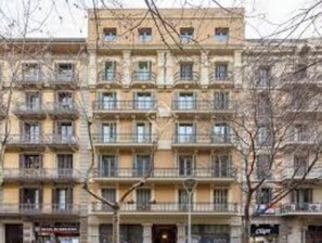 Exterior - Premium 3-Bedroom Retreat in the Heart of Barcelona (Barcelona)