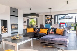 Living area - Villa with jacuzzi, 5 bedrooms - ideal for families (Inzinzac-Lochrist)