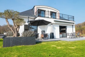 Outdoor dining - Villa with jacuzzi, 5 bedrooms - ideal for families (Inzinzac-Lochrist)