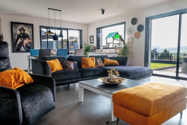 Living area - Villa with jacuzzi, 5 bedrooms - ideal for families (Inzinzac-Lochrist)