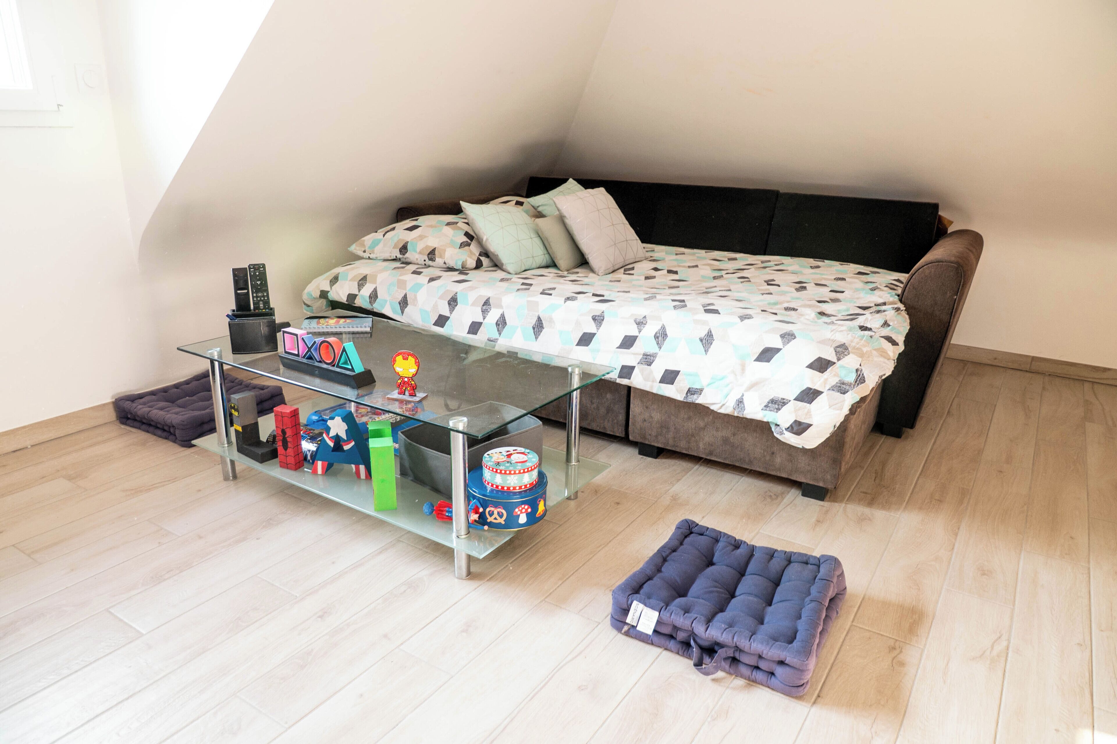 5 slaapkamers, een bureau, een strijkplank/strijkijzer, reisbedje